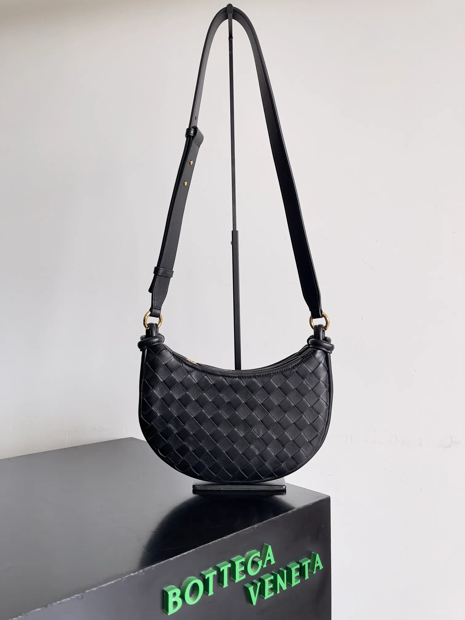 Batch 1720 BOTTEGA VENETA’s new GEMELLI MESSENGER bag Today I want to give you a super invincible and practical crossbody bag, Gemelli·Messenger This bag not only looks simple and elegant, but also has perfect practicality! The light design and lightweight body make it easy to carry whether you are shopping or traveling, making you more mobile! In fact, the shoulder strap is detachable, and you can DIY it by yourself to replace it with a chain or short armpit shoulder strap. Moreover, this shoulder strap will be wider, making it more comfortable to carry on your body! up! up! Style number: 796638 Size: 26*15*8cm